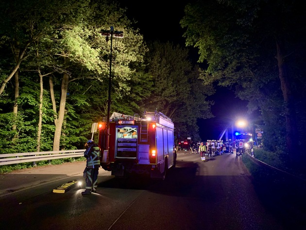 FW Hünxe: Pkw überschlagen und Brand eines Anhängers - Hubschrauber im Einsatz