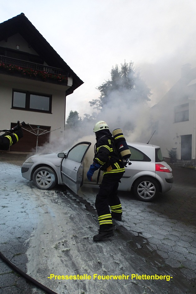 FW-PL: Plettenberg/Herscheid. Fahrzeugbrand auf Tankstellengelände. Feuerwehrmann im Ruhestand hielt Brand bis zum Eintreffen der Kollegen unter Kontrolle.