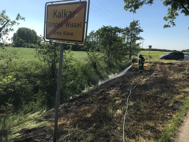 Feuerwehr Kalkar: Flächenbrand in Kalkar Wissel