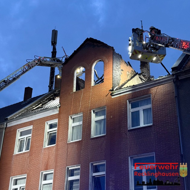 FW-RE: Vollbrand eines Dachstuhls in Recklinghausen-Röllinghausen - keine Verletzten