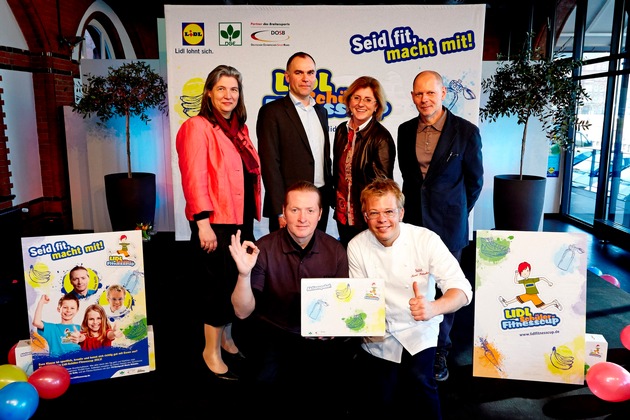 Seid fit, macht mit! Ausdauersportler Joey Kelly und TV-Starkoch Mario Kotaska starten Lidl-Schüler-Fitnesscup 2013 / Gesucht: &quot;Die fitteste Grundschulklasse Deutschlands&quot; (BILD)