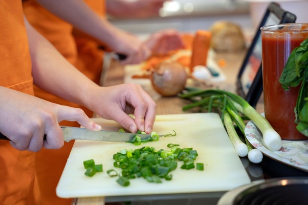 Medieninformation: Kochen, Lernen, Klima schützen: Kinder erleben Ernährung neu in der FRoSTA-Kochschule