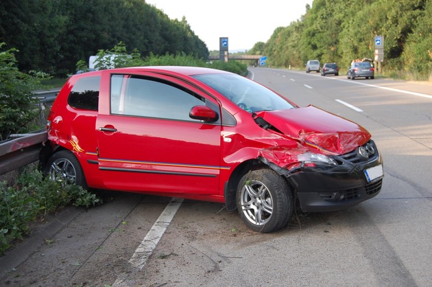 POL-HI: BAB 7, LK Hildesheim -- Schwerer Verkehrsunfall fordert zwei Verletzte ++ 6 km Stau nach Vollsperrung ++ Zwei Fahrzeuge Totalschaden ++