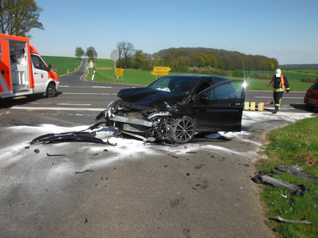 POL-DN: Feuerwehr musste Fahrzeuginsassen befreien