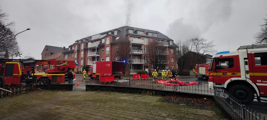 FW Grevenbroich: Erstmeldung: Starke Rauchentwicklung durch Feuer in Tiefgarage in Neuenhausen