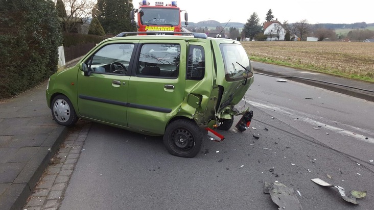 FW Lage: Verkehrsunfall zwischen zwei PKW