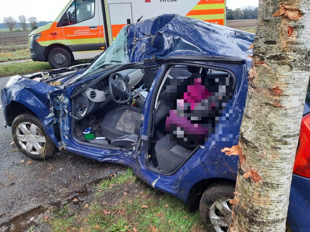 POL-STD: 31-jährige Autofahrerin bei Unfall in der Gemarkung Heinbockel tödlich verletzt, Bei sieben Autos in Buxtehude Reifen zerstochen
