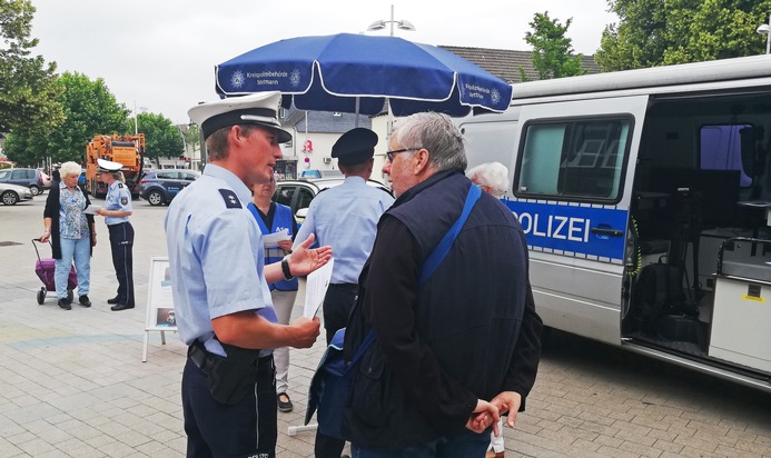POL-ME: Aktionswoche gegen &quot;falsche Polizeibeamte&quot; in Monheim: Großer Andrang vor dem Info-Mobil am Rathaus - Monheim - 1906060