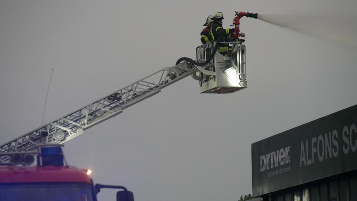 FW Celle: Feuerwehr übt den Ernstfall in Kfz-Werkstatt!