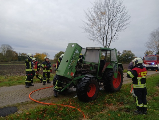 FW-AUR: Feuer im Armaturenbrett eines Treckers