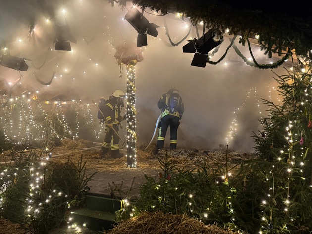 FW VG Westerburg: Bühne des Pfefferkuchenmarktes in Westerburg brannte - Feuerwehr verhindert größeren Schaden