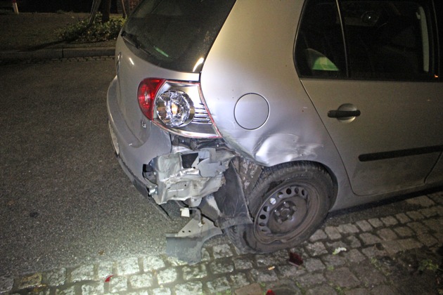 POL-ME: Unfall beim Rückwärtssetzen: Alkoholisierte Autofahrerin verursacht 8.000 Sachschaden - Ratingen - 2001022
