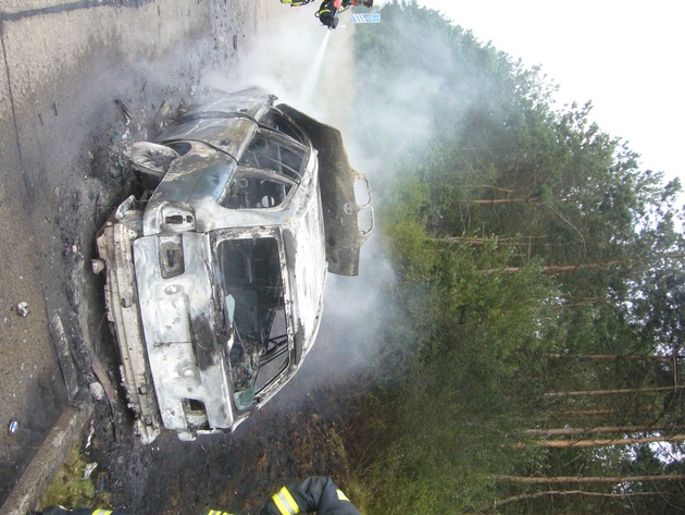 POL-CUX: Reetdachhaus brannte nieder - Bewohner unverletzt + A 27: Pkw geriet plötzlich in Brand (Bilder als Download)