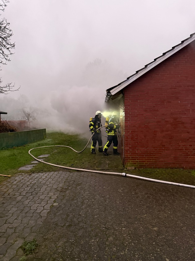 FW-ROW: Garagenbrand in Elsdorf - Feuerwehr verhindert schlimmeres