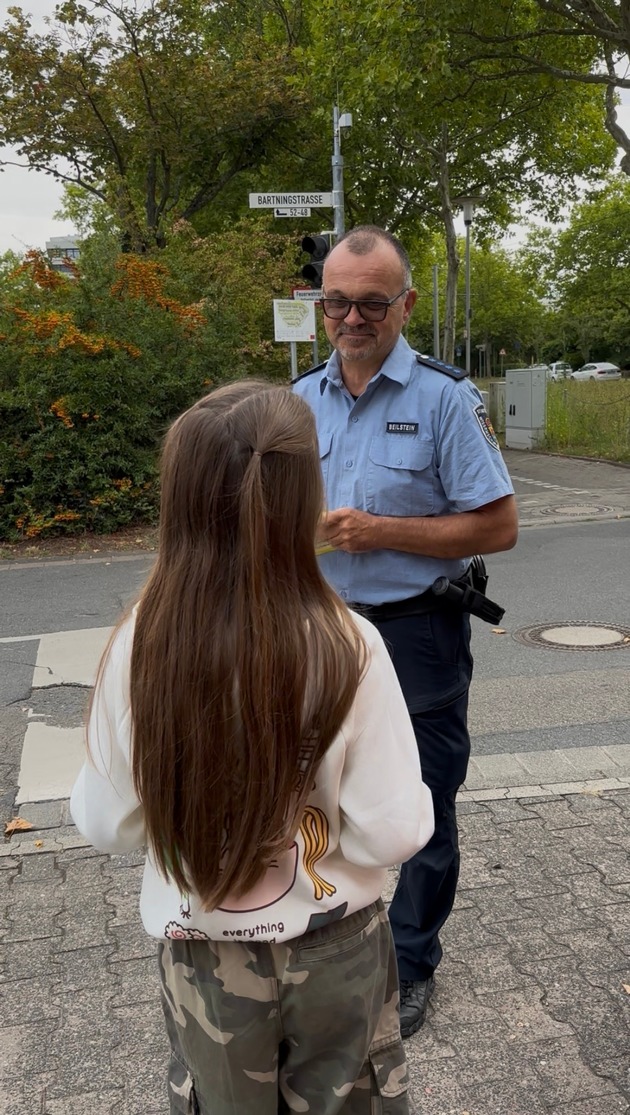 POL-DA: Darmstadt-Kranichstein: "Blitz für Kids" / Schulkinder verteilen grüne und gelbe Karten