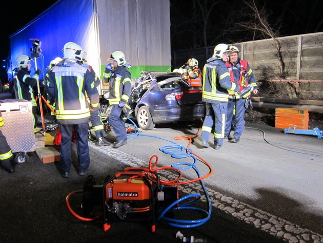 FW-GE: Eine Tote und ein Schwerverletzter nach Verkehrsunfall auf der A42 in Gelsenkirchen