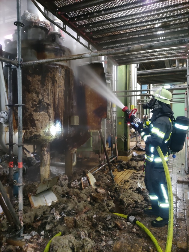 FW-AR: Brand in Chemiebetrieb in Arnsberg-Bruchhausen - Schnelles Eingreifen der Feuerwehr verhindert Ausbreitung