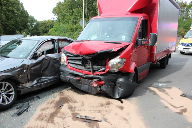 POL-ME: Vorfahrt missachtet - schwerer Verkehrsunfall in Ratingen - 2008128