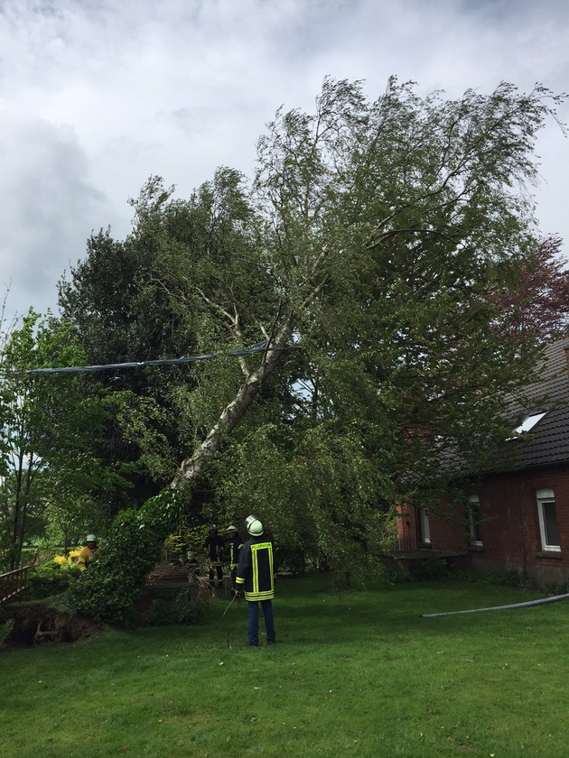 FW-KLE: Baum drohte auf Haus zu stürzen. Sturmböen führten zu Feuerwehreinsätzen.