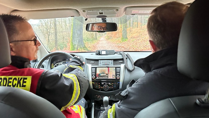 FW-EN: Feuerwehr und Rettungsdienst retten Frau aus Wald - Geländegängiges Fahrzeug leistet sehr gute Dienste!