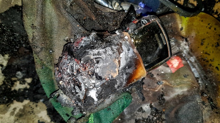 POL-HM: Mobiltelefon löst Feuer in Wohnung aus