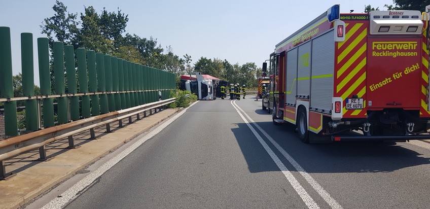 FW-RE: Umgestürzter LKW in Autobahnabfahrt - Extreme Hitze belastet Einsatzkräfte
