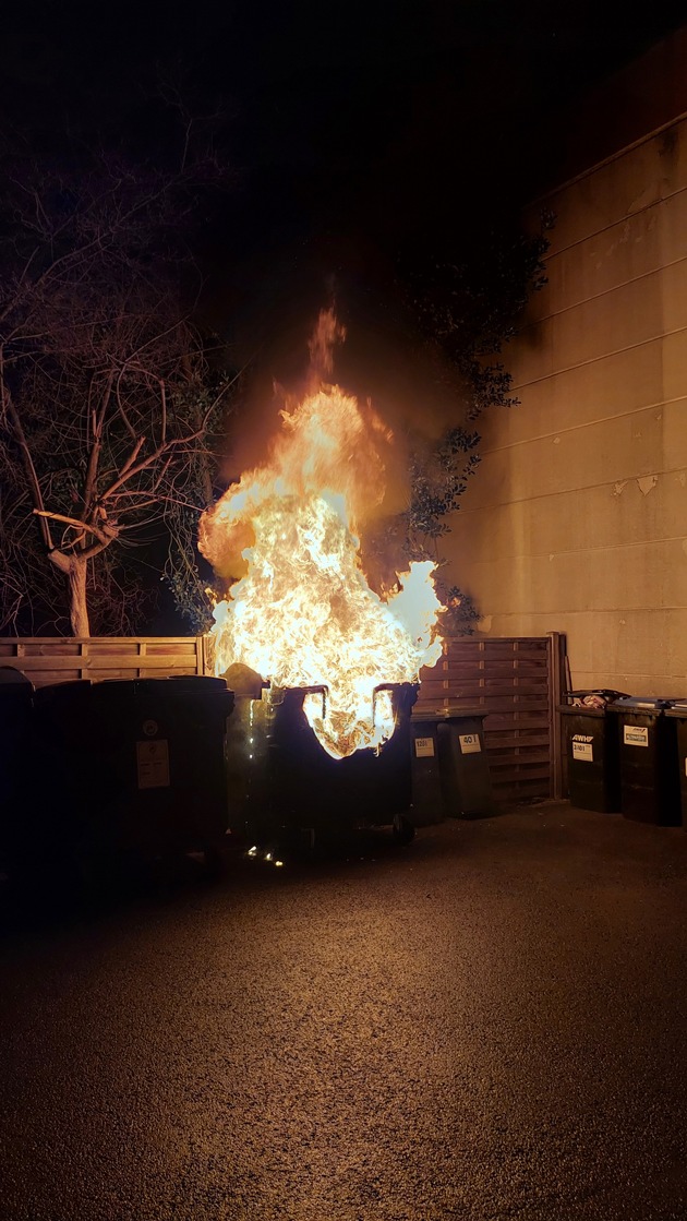 POL-HOL: Brand von Mülltonnen und Zaun