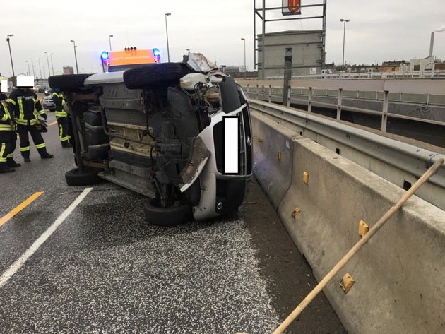 POL-PPRP: Verkehrsunfall mit umgekipptem PKW