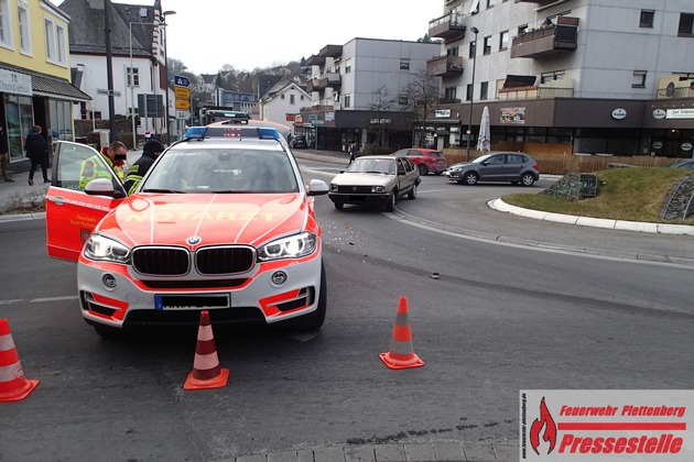 FW-PL: OT-Stadtmitte. Notarzteinsatzfahrzeug auf Einsatzfahrt im Kreisverkehr von PKW gerammt. Keine Verletzten.