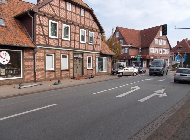 POL-CE: Hermannsburg - Vorfahrtverletzung sorgt für umgestürzten Ampelmast in der Ortsmitte