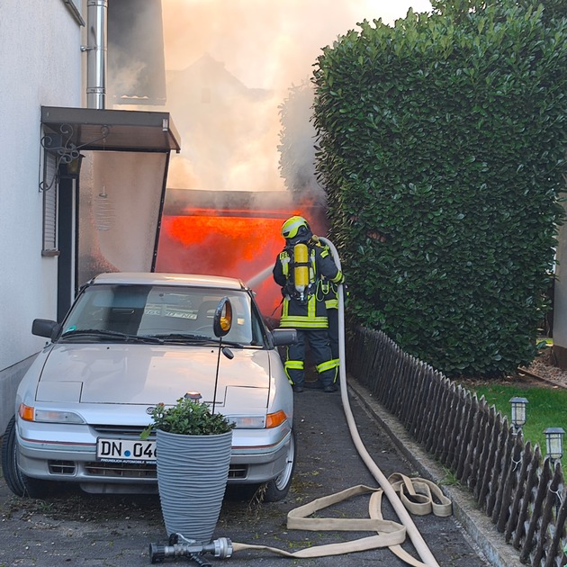 FW Heimbach: Garagenvollbrand im Stadtteil Vlatten - Gasflaschen geborgen