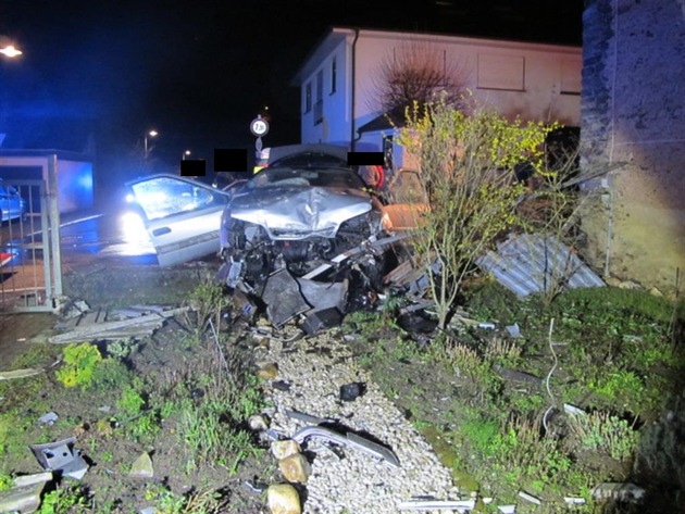 POL-PDWIL: Verkehrsunfall mit schwerverletzter Person - Fahrer flüchtet!