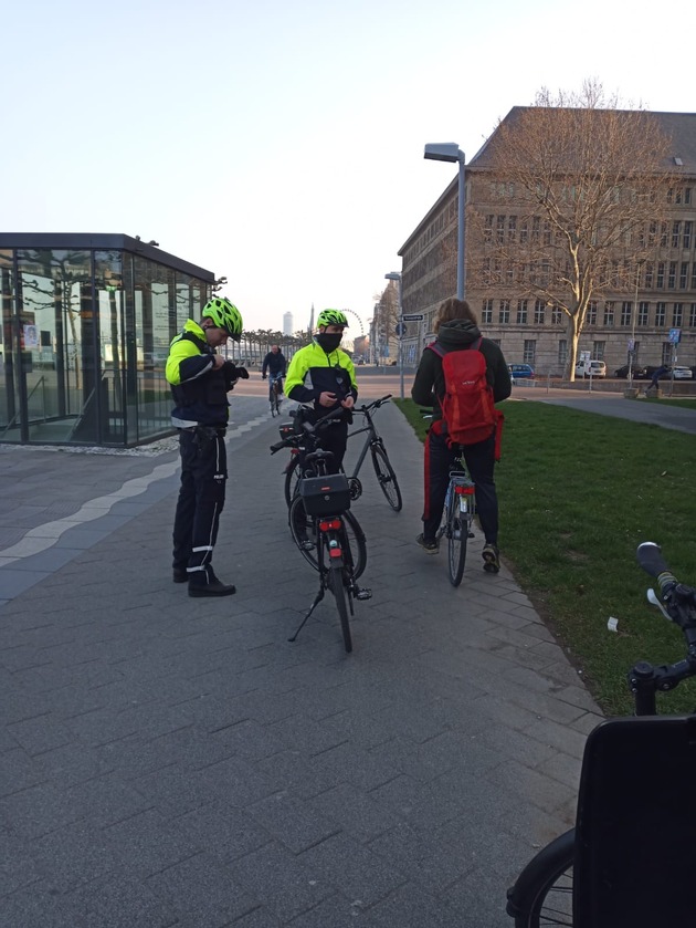 POL-D: Radfahren in Düsseldorf - Kontrollaktion: Zahlreiche Verstöße - Radfahrer mit Haftbefehl festgenommen - Lkw-Fahrer mit falschem Führerschein aus dem Verkehr gezogen