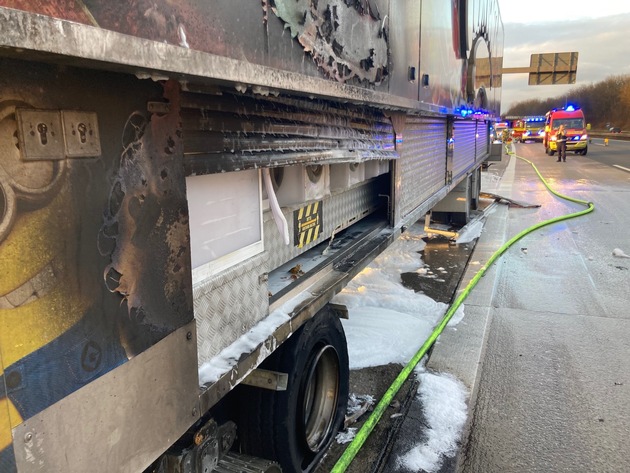 FW Ratingen: Fahrgeschäft bei LKW-Brand auf der A3 schwer beschädigt - Feuerwehr Ratingen im Einsatz