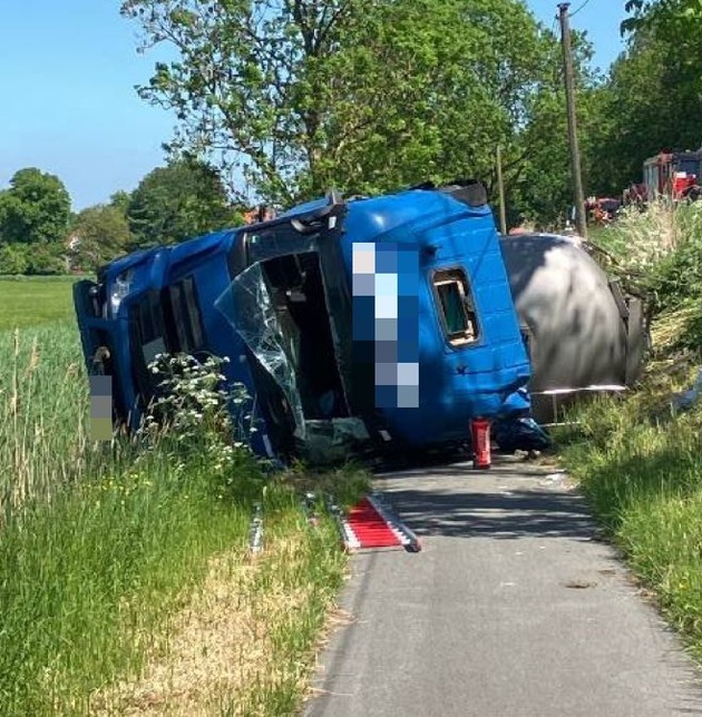 POL-STD: Sattelzug kommt von der Straße ab und landet auf dem Radweg - Fahrer erleidet schwere Verletzungen