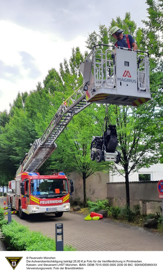 FW-M: Aufzug defekt - Feuerwehr hilft Frau mit Rollstuhl (Freimann)