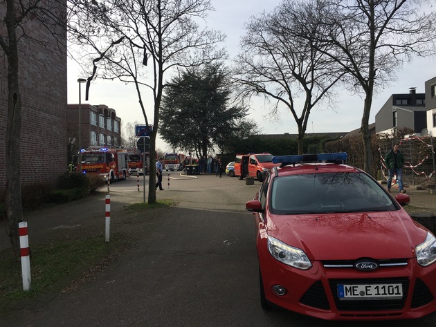 FW-Erkrath: Pkw-Brand in einem Parkhaus