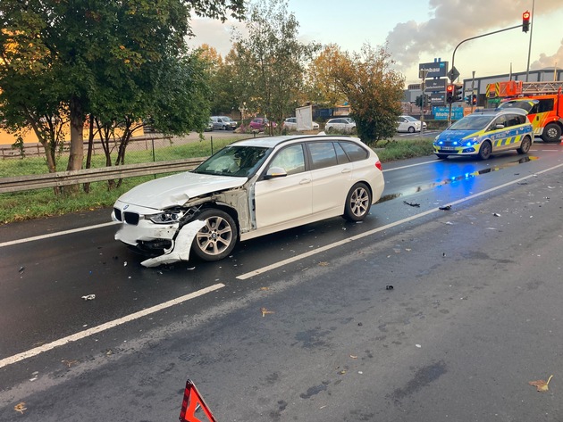 FW Bergheim: Zwei Verletzte nach Verkehrsunfall in Bergheim Besatzung eines Krankenwagens als Ersthelfer vor Ort - Landstraße teilweise gesperrt