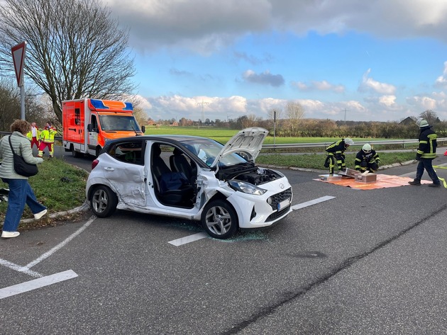 Feuerwehr Kalkar: Verkehrsunfall mit drei beteiligten Fahrzeugen