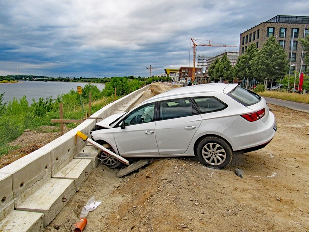 POL-ME: Gas mit Bremse verwechselt? Senior verursacht schweren Verkehrsunfall - 2506125