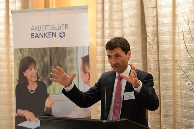 «Les banques en Suisse: la pénurie de main-d&apos;oeuvre qualifiée s&apos;accroît»