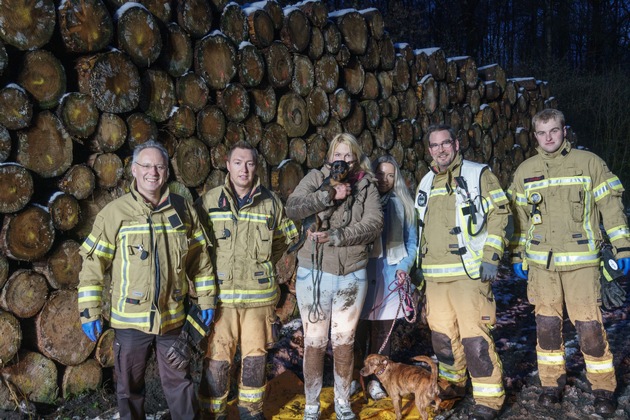FW Menden: Feuerwehr befreit Hund &quot;Alwin&quot; aus Baumstapel