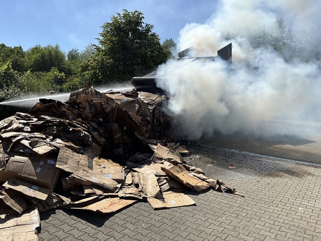 FW-NE: Feuer an einer Gewerbehalle | Brennender Presscontainer abgelöscht