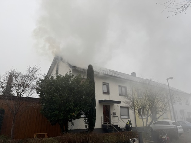 FW Achern: Zimmervollbrand in Dachgeschoßwohnung