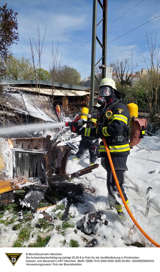 FW-M: Gartenhütte brennt komplett aus (Sendling)