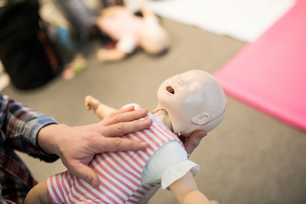 Wie Eltern im Notfall richtig handeln: Kinder-Erste-Hilfe-Seminare geben Tipps