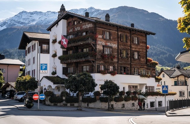 ICOMOS Suisse: ICOMOS décerne le titre «Hôtel/Restaurant historique de l'année 2020»:
Et les gagnants sont... «Chesa Grischuna» à Klosters, «Rössli hü» à Root et «Les Wagons» à Winterthur