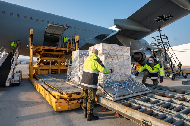 Corona-Hilfe: Luftwaffe bringt 80 Beatmungsgeräte nach Brasilien