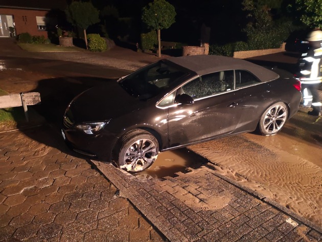FW-KLE: Rohrbruch überflutet Straße / Fahrzeug bricht in Gehweg ein