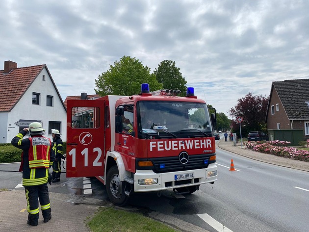 FFW Schiffdorf: Hecke brennt aus ungeklärter Ursache